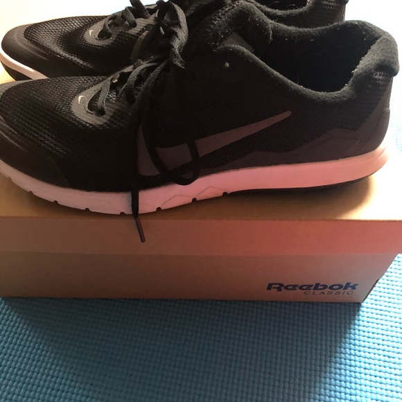 Women’s Nike black and white sneakers - Picture 2 of 3